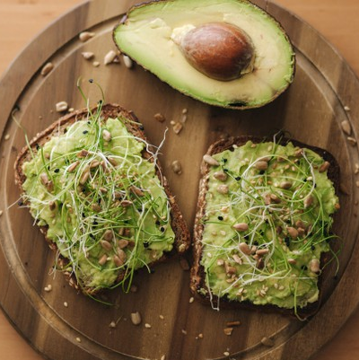 PANE TOSTATO INTEGRALE E GUACAMOLE <br>
O PANE TOSTATO INTEGRALE <br> CON HUMMUS DI BARBABIETOLA <br>
O PANE TOSTATO INTEGRALE <br> CON HUMMUS DI CECI <br>